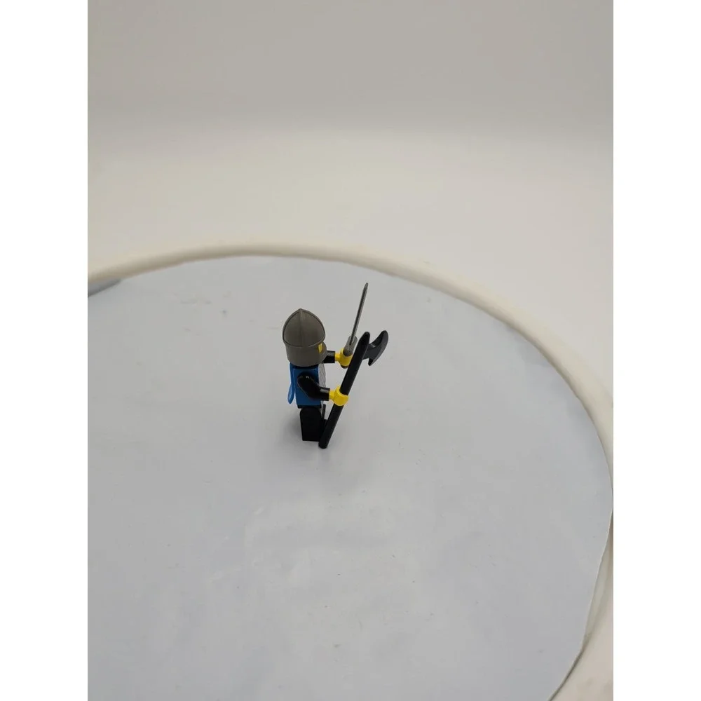 LEGO Castle Black Knights Scale Mail Minifigure cas142 Blue Cape Gray Helmet